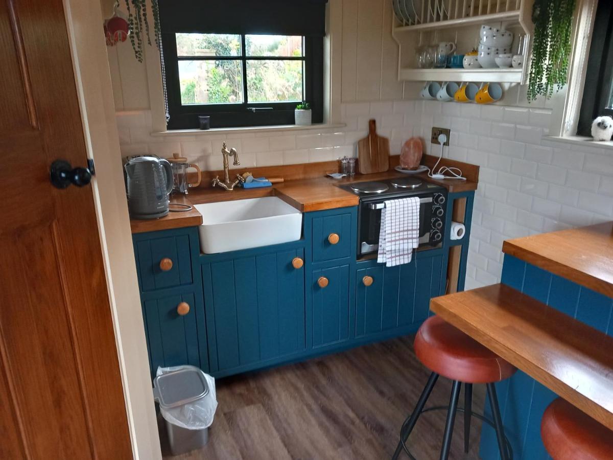 Delightful Shepherds Hut Westport Exterior photo