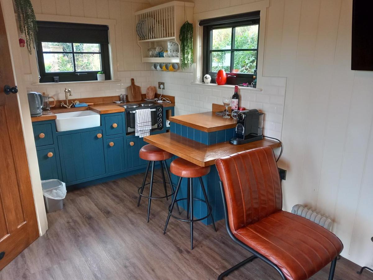 Delightful Shepherds Hut Westport Exterior photo